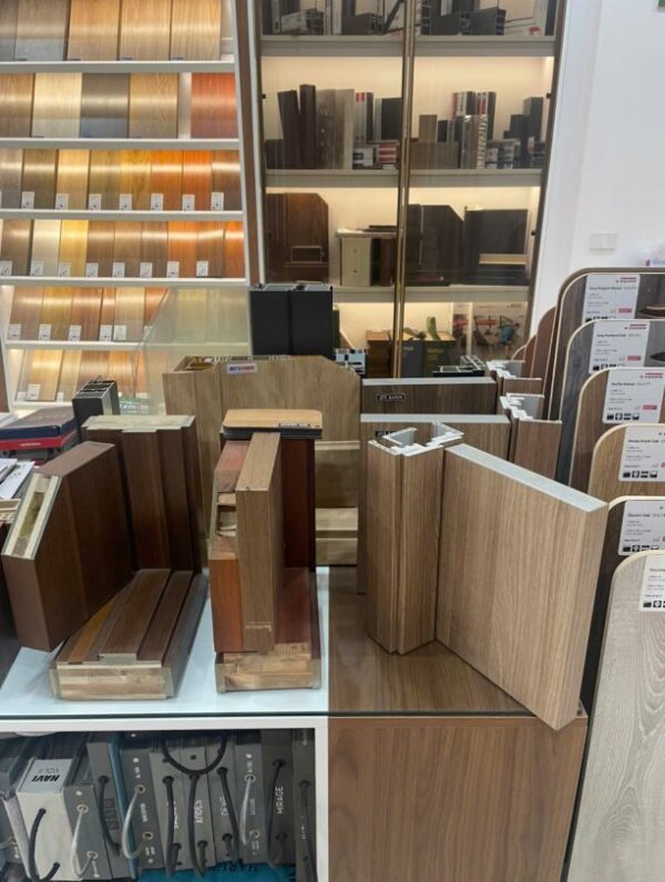 So sánh cửa nhựa composite và cửa nhôm Xingfa vân gỗ