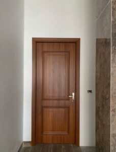 Cửa nhựa Composite vân gỗ kết hợp đèn chùm trang trí
