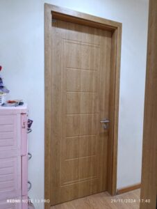 Cửa nhựa Composite vân gỗ kết hợp tủ quần áo gỗ tự nhiên