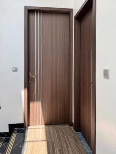 Ưu nhược điểm cửa nhựa Composite và cửa gỗ