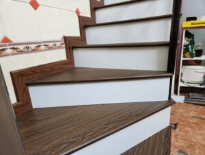 bậc cầu thang nhựa giả gỗ có chịu nước không