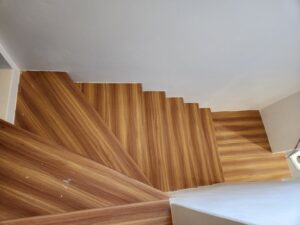 bậc cầu thang nhựa giả gỗ có trơn không
