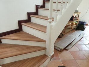 làm mặt bậc cầu thang nhựa giả gỗ cho nhà có trẻ nhỏ